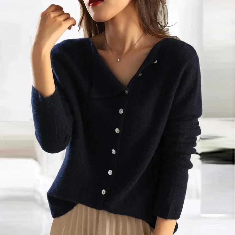 Margaux Delvigne | Élégante Cardigan Knit